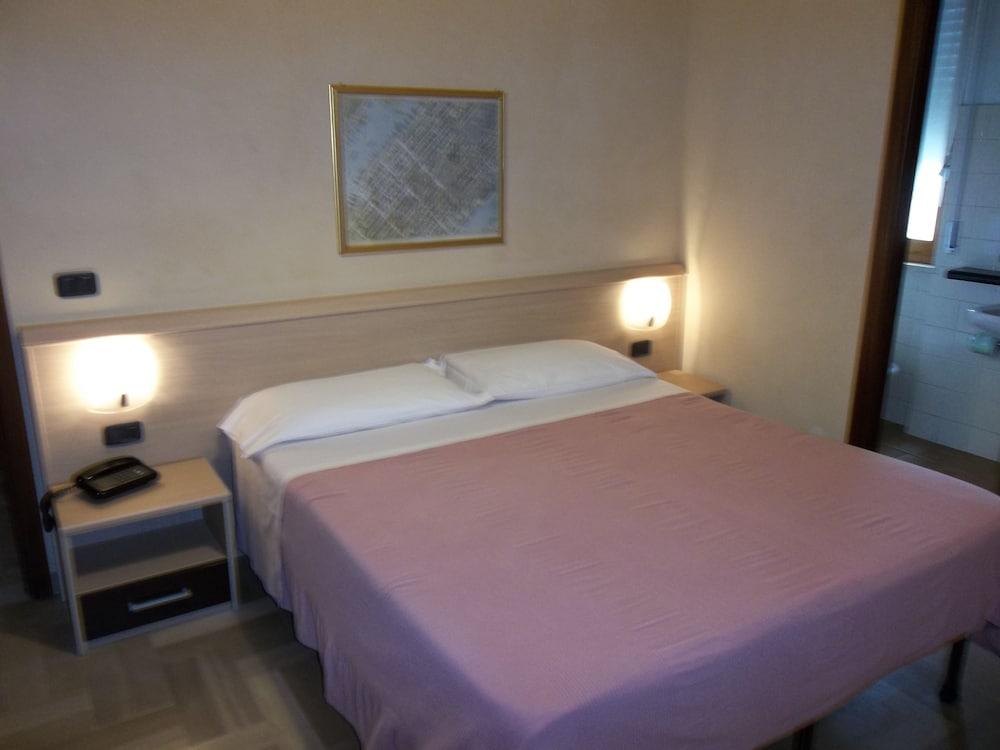 Hotel Bacco Rooms And Breakfast Pietra Ligure Kültér fotó