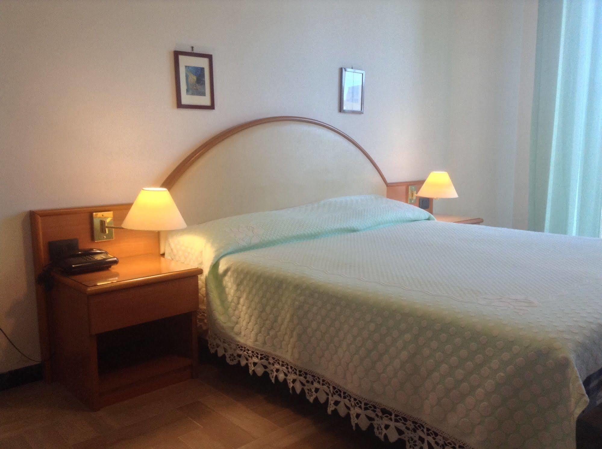 Hotel Bacco Rooms And Breakfast Pietra Ligure Kültér fotó