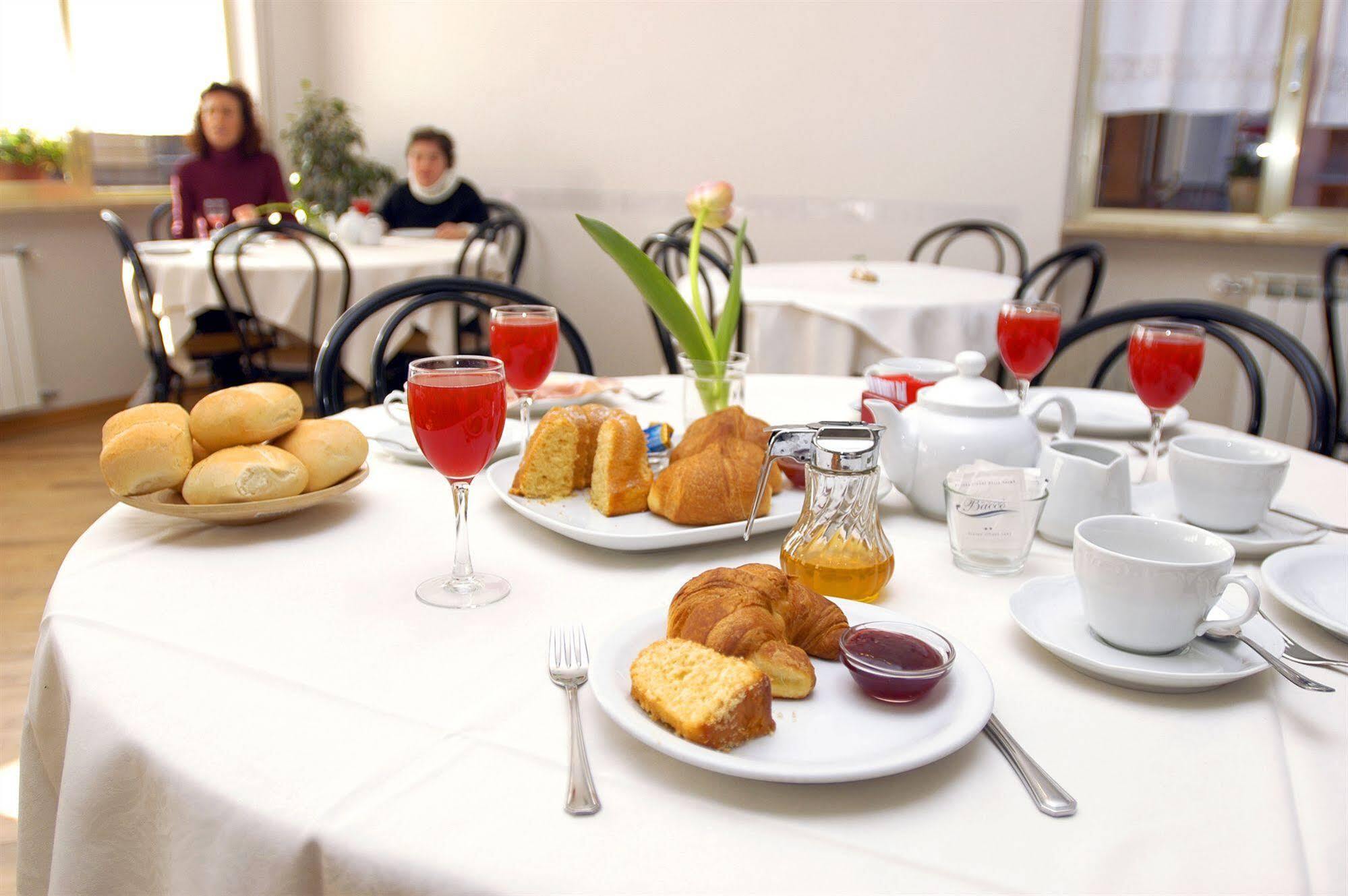 Hotel Bacco Rooms And Breakfast Pietra Ligure Kültér fotó